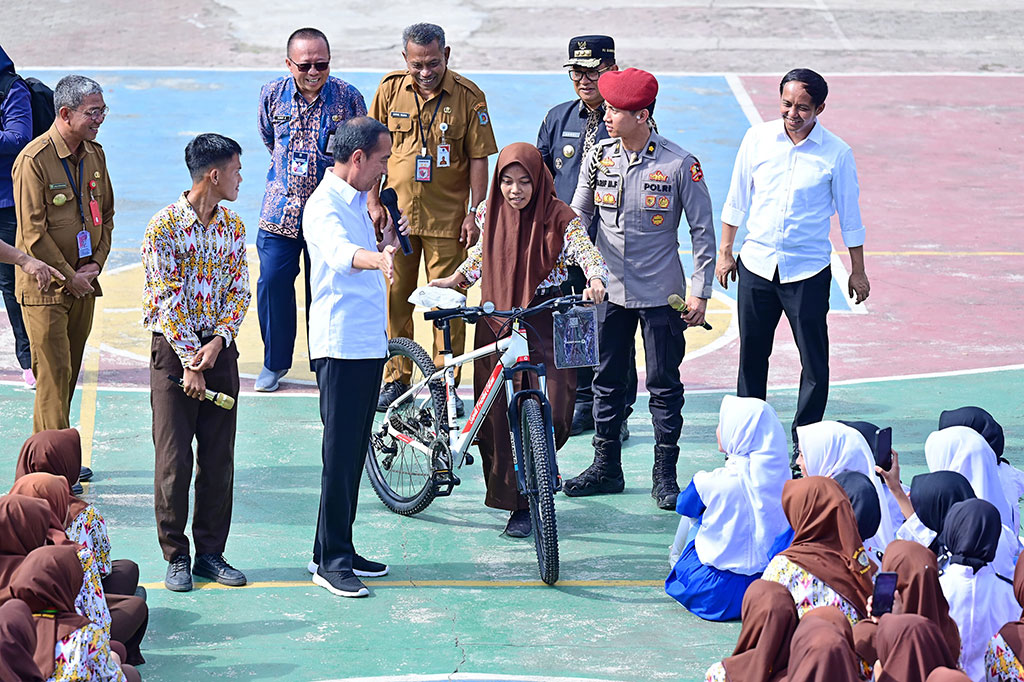 Setelah siswi mengucapkan Pancasila, Presiden lantas memberikan sepeda kepada siswi yang berhasil menghafal Pancasila.