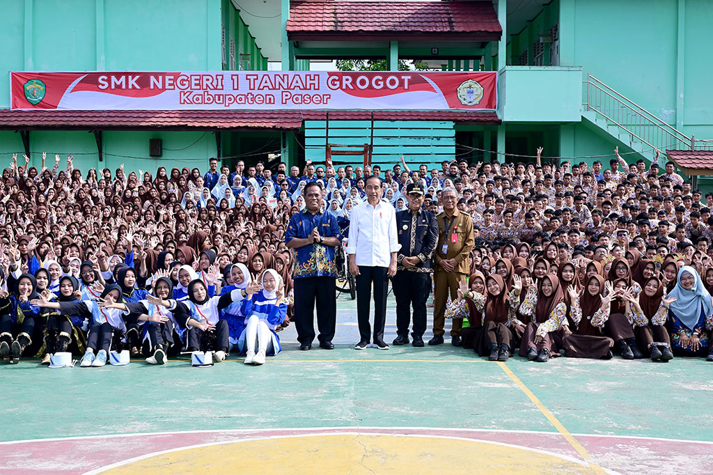 Sebelum berfoto dengan seluruh siswa SMKN 1 Tanah Grogot, Presiden berpesan agar siswa terus belajar, berdoa, dan berolahraga. 
