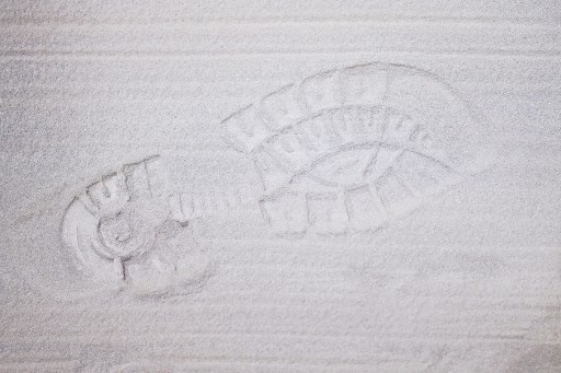 Debu bulan yang disimulasikan yang disebut EAC-1, bersumber dari bubuk vulkanik berusia 45 juta tahun yang terhampar di wilayah Eifel yang meliputi wilayah perbatasan Belgia, Jerman, dan Luksemburg.