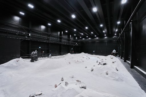 Sebuah tiruan baru permukaan bulan telah dibuka di dekat kota Cologne, Jerman. Astronaut dari seluruh dunia bisa menggunakannya untuk berlatih misi ke bulan. Fasilitas ini dibangun bersama oleh Badan Antariksa Eropa (ESA) dan Pusat Dirgantara Jerman (DLR).