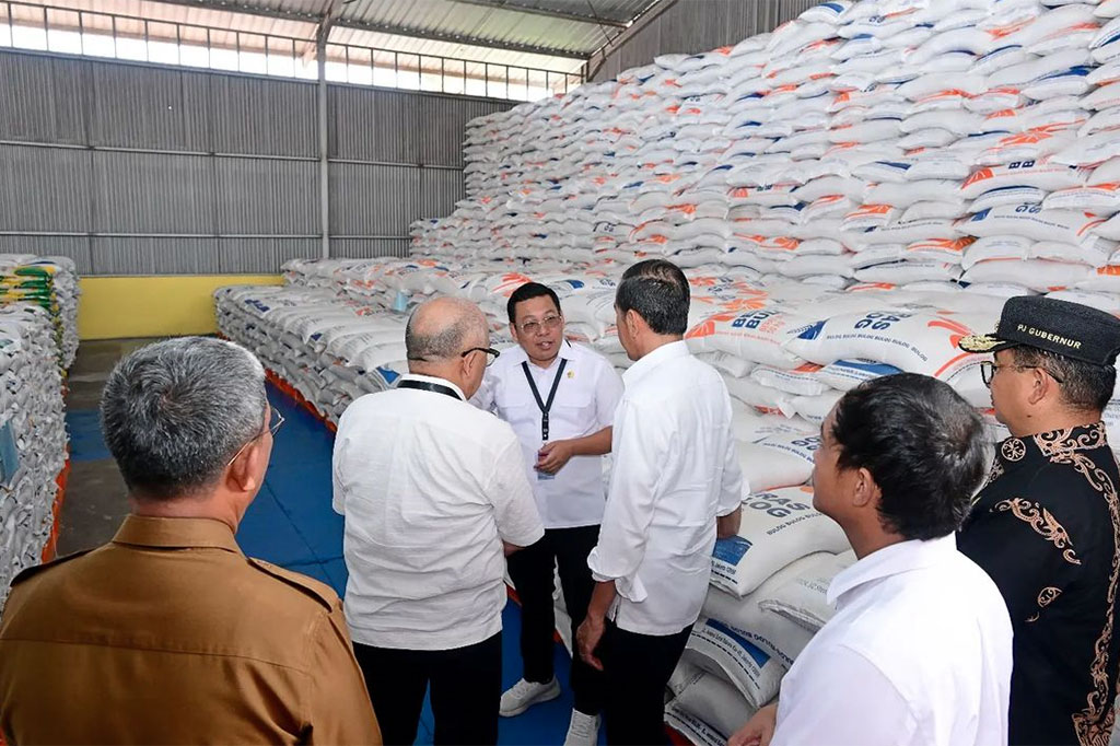 Presiden Joko Widodo meninjau ketersediaan beras dan penyerahan bantuan cadangan pangan pemerintah di Komplek Pergudangan Tanah Grogot, Kabupaten Paser, Provinsi Kalimantan Timur, pada Kamis, 26 September 2024. 