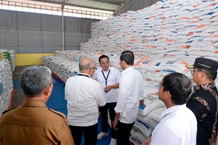 Presiden Joko Widodo meninjau ketersediaan beras dan penyerahan bantuan cadangan pangan pemerintah di Komplek Pergudangan Tanah Grogot, Kabupaten Paser, Provinsi Kalimantan Timur, pada Kamis, 26 September 2024. 