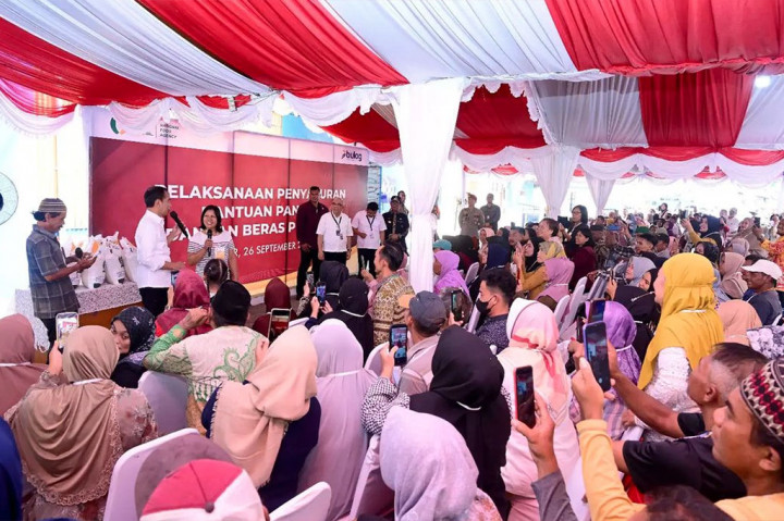 Dalam suasana yang penuh keakraban, Jokowi juga mengungkapkan rasa terima kasih kepada masyarakat. Ia juga menyampaikan permohonan maaf kepada masyarakat menjelang masa purna tugasnya.