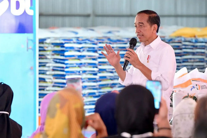 Dalam kunjungan ini, Presiden berdialog dengan masyarakat penerima manfaat yang hadir. Jokowi menanyakan perkembangan distribusi beras untuk bulan Oktober dan kualitas dari beras yang diberikan. “Sudah terima semua yang bulan Oktober? “Ada keluhan? Berasnya hitam? Tidak, berasnya bagus ya,” tanya Presiden memastikan.