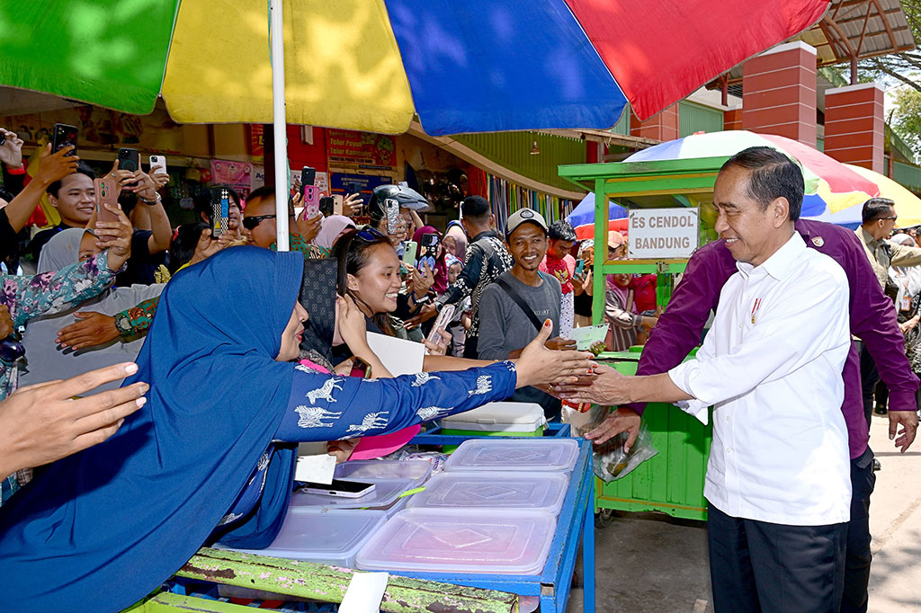 Presiden Joko Widodo mengunjungi Pasar Sanggam Adji Dilayas, Berau, Kalimantan Timur, Kamis, 26 September 2024. Tiba di lokasi sekitar pukul 12.20 WITA, kedatangan Kepala Negara disambut antusias oleh warga dan pedagang setempat.