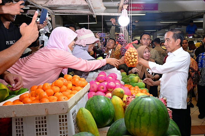Dalam kunjungannya, Presiden melihat langsung kondisi pasar, memantau harga hingga menyerahkan bantuan kepada sejumlah pedagang kecil. Menurut Presiden, harga sejumlah kebutuhan pokok di pasar tersebut cukup baik.