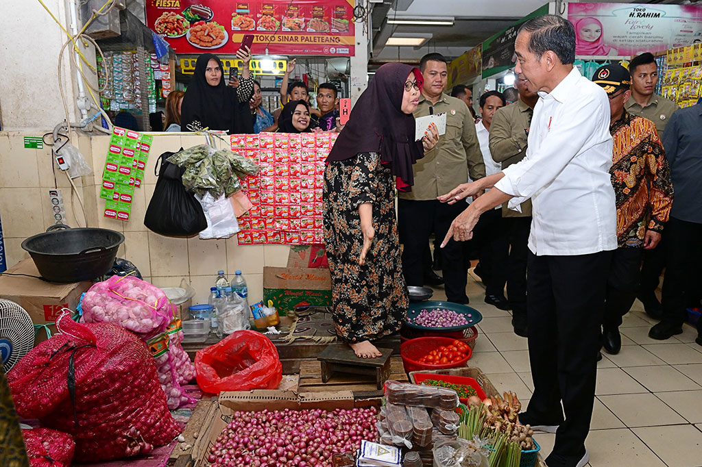 Dalam kesempatan tersebut, Presiden juga menyempatkan berdialog dengan beberapa pedagang, salah satunya adalah Paika, seorang penjual pentol kuah. Paika dan suaminya merasa sangat bersyukur bertemu dan mendapat bantuan dari Presiden Jokowi.