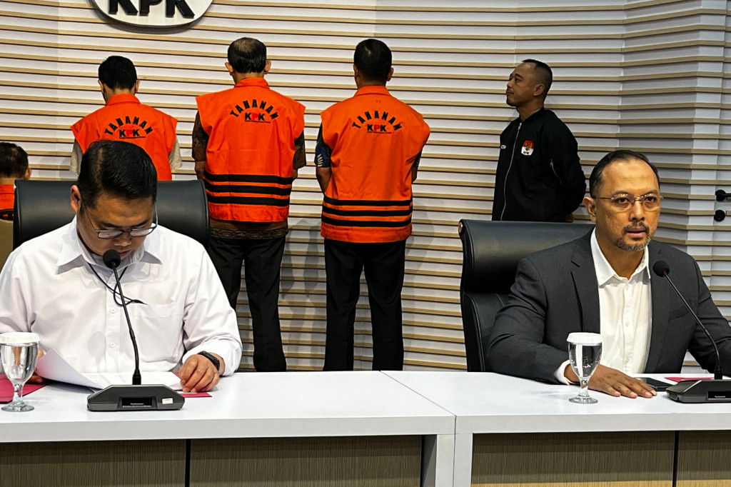 Komisi Pemberantasan Korupsi (KPK) mengumumkan nama-nama tersangka dalam kasus dugaan rasuah berupa proyek pengadaan CCTV di Bandung Smart City. Salah satunya yakni mantan Sekretaris Daerah (Sekda) Bandung Ema Sumarna.