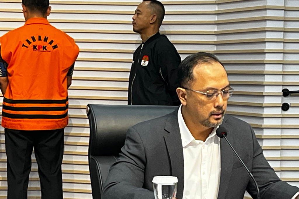 Total, ada lima tersangka dalam kasus ini. Empat lainnya merupakan mantan anggota DPRD Bandung yakni Riantono, Achmad Nugraha, Ferry Cahyadi Risma Fury, dan Yudi Cahyadi.