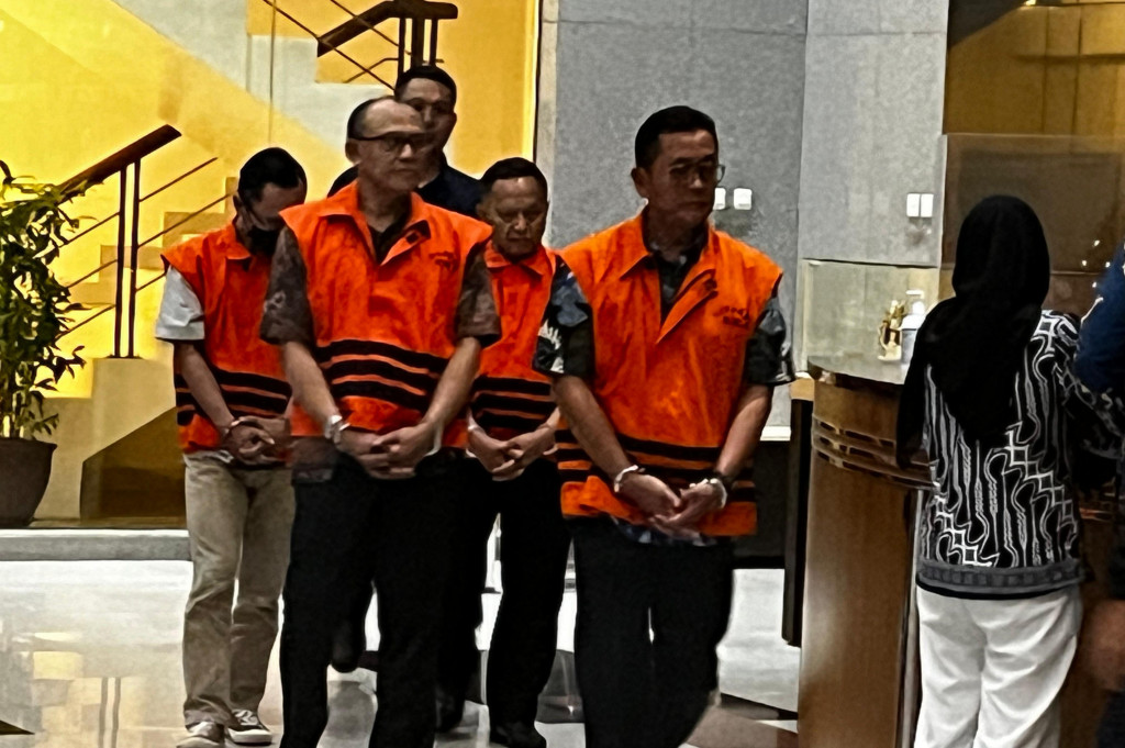 “Para tersangka ditahan tim penyidik untuk 20 hari pertama terhitung mulai 26 September 2024 sampai dengan 15 Oktober 2024 di Rutan KPK,” ujar Asep.