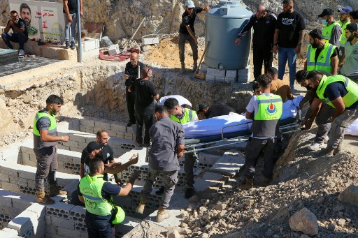 Israel telah menggempur Lebanon sejak Senin pagi dalam serangan yang telah menewaskan sedikitnya 677 korban dan melukai lebih dari 2.500 orang, menurut angka yang dirilis Kementerian Kesehatan.