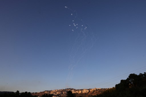 Kelompok bersenjata Lebanon, Hizbullah, mengatakan pada Kamis, 26 September bahwa mereka menargetkan Safed dengan puluhan roket sebagai tanggapan atas serangan Israel di Lebanon.