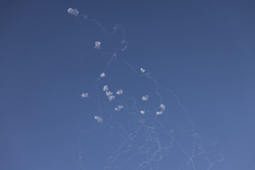 Jejak asap terlihat saat sistem antirudal Israel Iron Dome mencegat roket yang ditembakkan dari Lebanon, seperti yang terlihat di Safed, Israel, Kamis, 26 September 2024.