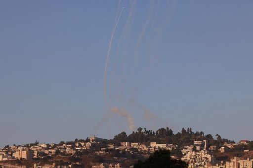 Pasukan Israel membombardir wilayah Nabatieh, Lebanon selatan dan Lembah Bekaa, sementara Hizbullah menanggapinya dengan menembakkan sedikitnya 40 roket ke wilayah Israel, termasuk rudal jarak jauh yang memicu suara sirine serangan udara di Israel, termasuk Tel Aviv.