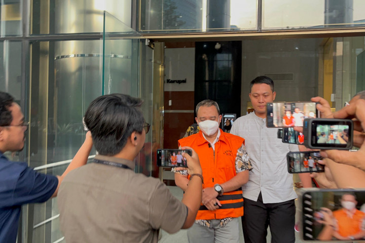 Yudi seharusnya ditahan kemarin bersama empat tersangka lainnya. Namun dia mangkir dan baru menyambangi Gedung Merah Putih KPK hari ini.