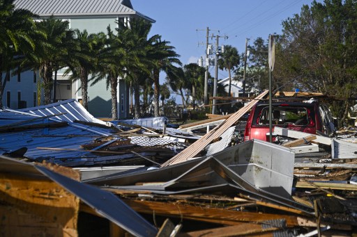 Badai Helene menerjang daratan di sepanjang pantai Florida pada Kamis, 27 September 2024 malam, sebagai badai kategori 4 yang kuat dan berpotensi menimbulkan bencana, membawa kekacauan ke sebagian besar pantai Teluk dengan angin kencang, gelombang badai, dan hujan lebat.