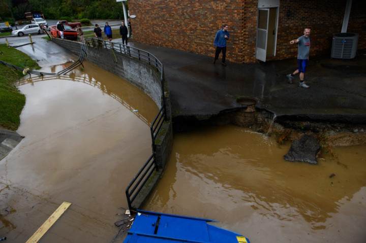 Badai tersebut juga menewaskan enam orang di Carolina Selatan dan satu orang di Carolina Utara, menurut laporan itu.