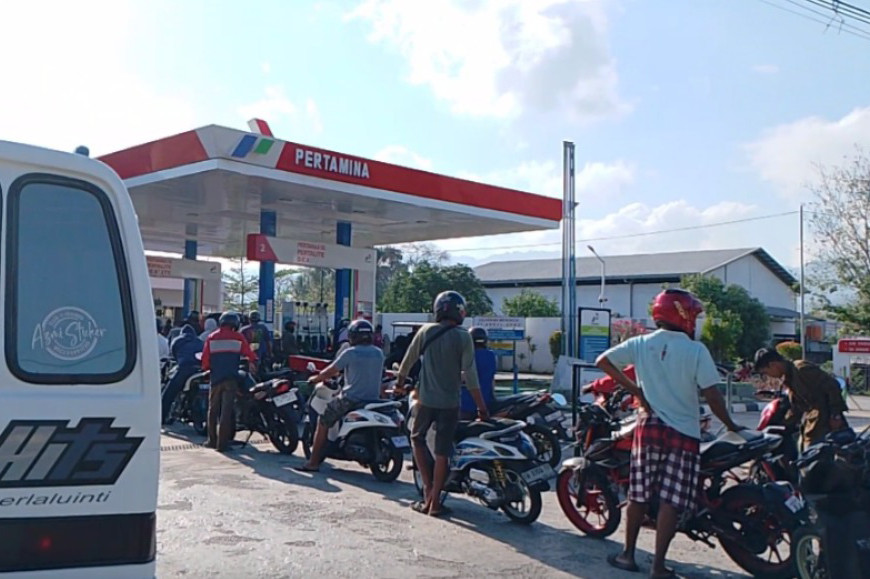 Jelang pemberlakuan harga baru bahan bakar minyak bersubsidi, sejumlah warga antre berjam-jam di SPBU. Pengemudi motor atau pun mobil ramai-ramai berburu BBM sebelum harganya naik. 