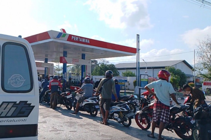 Jelang pemberlakuan harga baru bahan bakar minyak bersubsidi, sejumlah warga antre berjam-jam di SPBU. Pengemudi motor atau pun mobil ramai-ramai berburu BBM sebelum harganya naik. 