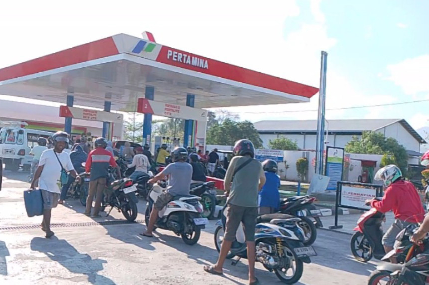 Antrian panjang terlihat di SPBU Kelurahan Weri. Bahkan antrian sepeda motor dan mobil meluber hingga ke jalan. 