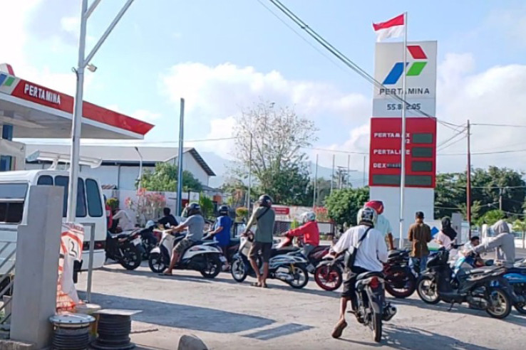 Jelang pengumuman kenaikan harga bahan bakar minyak (BBM) Bersubsidi, antrian panjang sepeda motor dan mobil angkutan kota terjadi di sejumlah SPBU di Kabupaten Flores Timur, Sabtu, 28 September 2024 pagi.