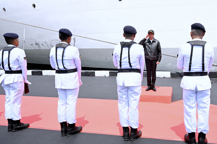 Presiden Joko Widodo (Jokowi) menganugerahkan Tanda Kehormatan Samkarya Nugraha untuk KRI Nanggala-402 yang tenggelam di perairan Bali pada 2021 lalu. Proses ini dilakukan di atas KRI RJW-992.