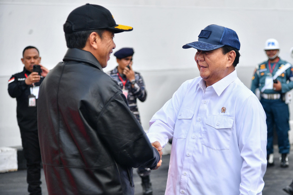 Setelah itu, acara dilanjutkan dengan Penganugerahan Tanda Kehormatan Samkarya Nugraha kepada KRI Nanggala-402. Pasukan Pataka membawa Tunggul KRI Nanggala-402 menuju tempat penyematan dan menyerahkannya kepada Komandan Satuan Kapal Selam Komando Armada II Kolonel Laut (P) Yulius Azz Zaenal.