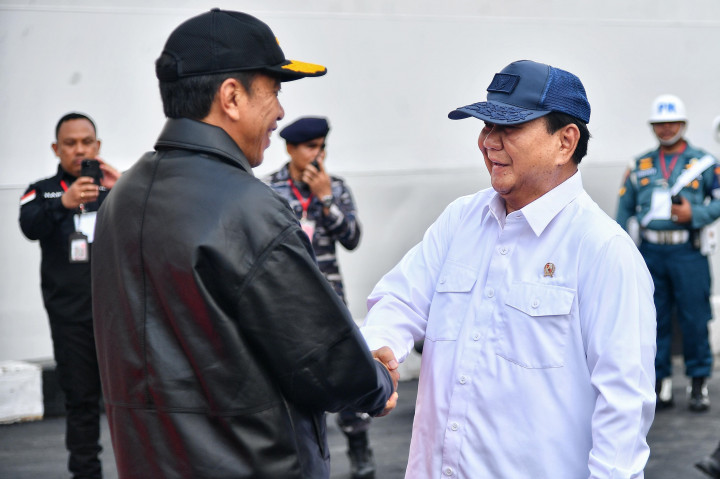 Setelah itu, acara dilanjutkan dengan Penganugerahan Tanda Kehormatan Samkarya Nugraha kepada KRI Nanggala-402. Pasukan Pataka membawa Tunggul KRI Nanggala-402 menuju tempat penyematan dan menyerahkannya kepada Komandan Satuan Kapal Selam Komando Armada II Kolonel Laut (P) Yulius Azz Zaenal.