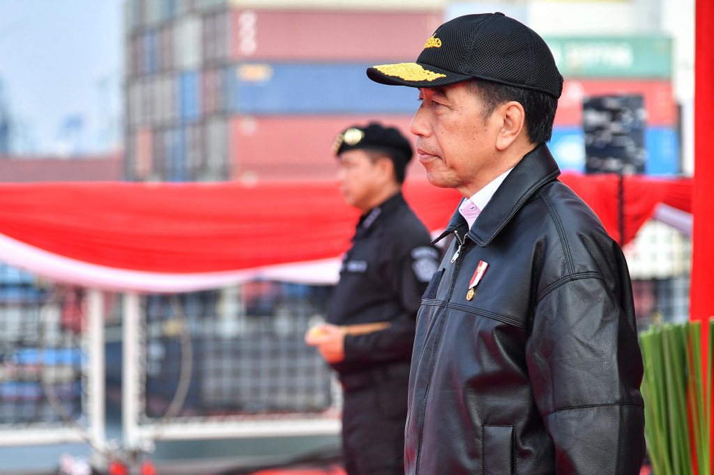 Presiden Joko Widodo (Jokowi) menerima penyematan Brevet Kehormatan Hiu Kencana dalam upacara yang digelar di atas KRI dr. Radjiman Wedyodiningrat (RJW-992), Sabtu, 28 September 2024. Jokowi dianggap telah memberikan kontribusi signifikan terhadap armada kapal selam TNI Angkatan Laut (AL).