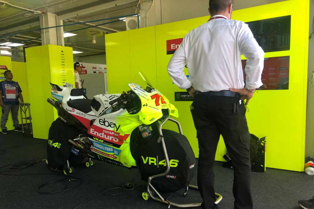 Dimulai dari menyiapkan motor, pebalapnya, melihat data dan perbaikan sisi teknis untuk membuat ubahan di motor tim agar bisa lebih menyesuaikan dengan kondisi trek, jadi satu aktivitas dengan ritme yang cepat. Mengingat di antara satu sesi latihan dengan sesi latihan lainnya hanya ditentukan dengan waktu yang sangat terbatas.