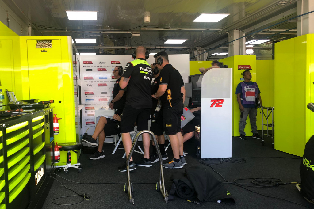 Kesibukan kru tim balap MotoGP terlihat sangat ketat dalam setiap momen. Bahkan di sesi latihan kedua yang berlangsung pada Sabtu, 28 September 2024 pagi. Medcom.id yang mendapat akses masuk ke paddock salah satu tim yang disponsori produk pelumas lokal yaitu Pertamina Enduro VR46 Racing Team, pun cukup beruntung untuk bisa melihat persiapan yang dilakukan kru tim dan pembalapnya dalam sesi latihan bebas tersebut.