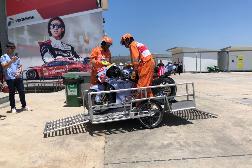 Kunjungan ke pitbox tim asal Italia ini pun menjadi pengalaman yang cukup berharga lantaran bisa melihat langsung bagaimana tim menyiapkan motor kedua pembalapnya dengan baik. Bahkan ketika terdapat setup yang tidak sesuai, tim dengan cekatan melakukan ubahan yang diinginkan oleh kedua pembalapnya.