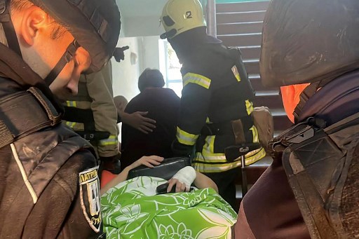 Layanan darurat negara Ukraina DSNS mengatakan 122 orang telah dievakuasi.