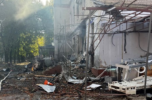 Tim penyelamat memeriksa gedung rumah sakit yang rusak setelah serangan pesawat nirawak di Sumy, Ukraina, Sabtu, 28 September 2024. Sedikitnya sembilan orang tewas dan puluhan lainnya luka-luka akibat serangan pesawat nirawak Rusia tersebut.