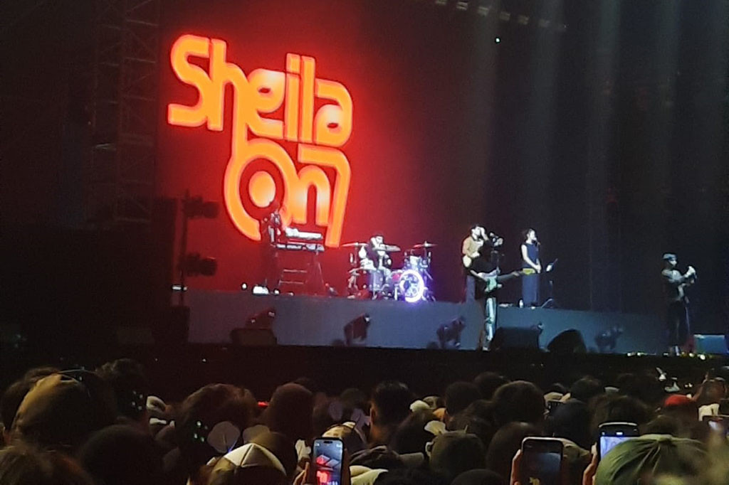 Konser 'Tunggu Aku di' Bandung menjadi penutup rangkaian konser reuni Sheila on 7 yang sudah digelar di sejumlah kota tahun ini. Konser berlangsung meriah dan dihadiri puluhan ribu Sheila Gank, sebutan penggemar band tersebut.