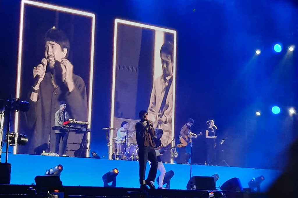 Konser di Bandung sendiri berjalan lancar dan meriah, meski sempat diwarnai hujan beberapa menit menjelang Eros dan kawan-kawan tampil di atas panggung.