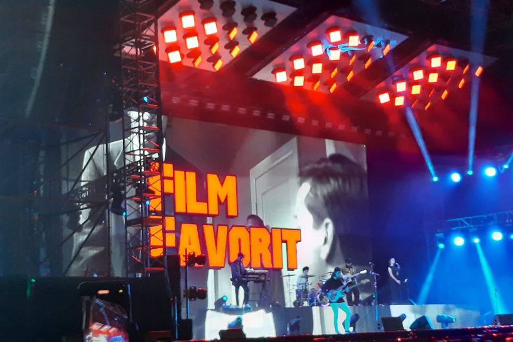 Band asal Yogyakarta ini membawakan 24 lagu hitsnya di konser yang dihelat di Stadion Si Jalak Harupat, Soreang Bandung tersebut. Lagu pembuka Pagi yang Menakjubkan dan ditutup dengan Tunggu Aku di Jakarta.