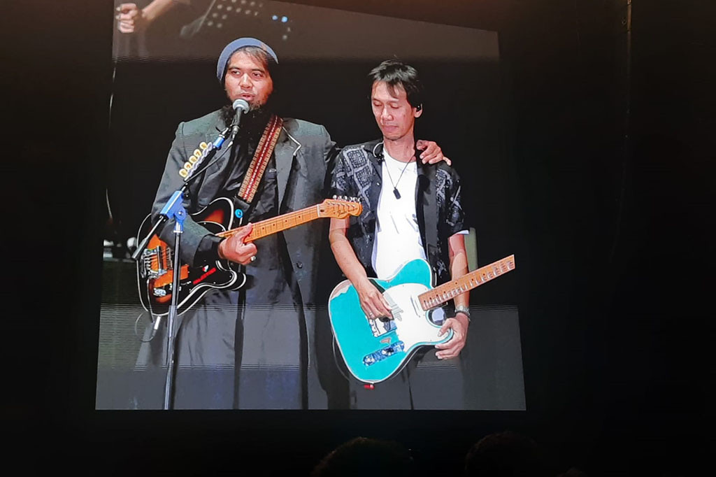 Konser bertambah meriah saat Sheila on 7 secara mengejutkan mengundang mantan gitaris mereka, Sakti. Momen tersebut terjadi saat Sheila on 7 membawakan lagu Lapang Dada.