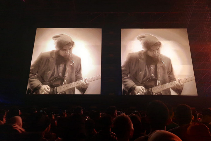 Ribuan penonton pun tak beranjak dari posisi mereka dan bernyanyi bersama dari awal hingga akhir penampilan Sheila on 7.