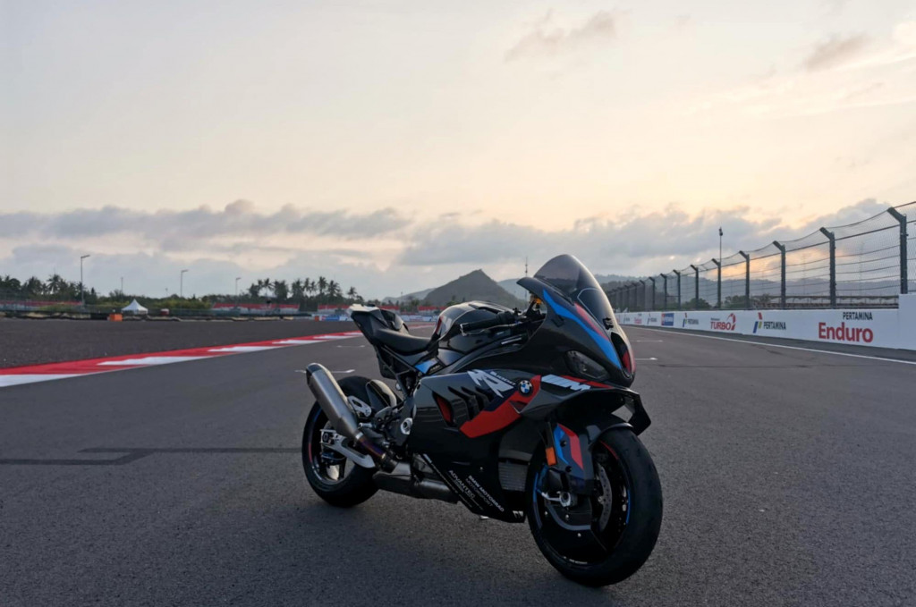 Tahun ini, khususnya di GP Indonesia, pabrikan asal Jerman ini mempersembahkan XM Label Red, M3 Touring MotoGP Safety Car, M3 Sedan Safety Car, dan M 1000 RR Safety Bike.