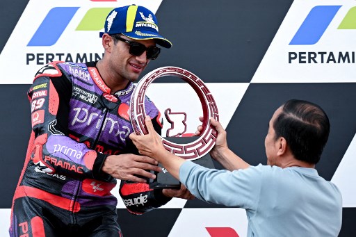 Presiden Joko Widodo yang hadir langsung di Sirkuit Internasional Mandalika menyerahkan trofi juara untuk Jorge Martin.