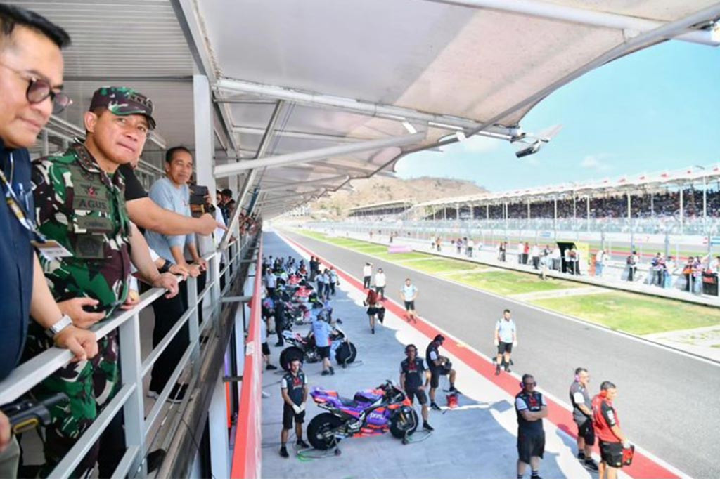 Presiden Joko Widodo menghadiri dan menyaksikan langsung ajang balap motor bergengsi dunia, Pertamina Grand Prix of Indonesia 2024, yang digelar di Sirkuit Internasional Pertamina Mandalika, Kabupaten Lombok Tengah, Provinsi Nusa Tenggara Barat, pada Minggu, 29 September 2024. 