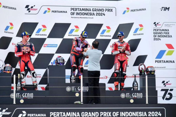 Setelah balapan usai, Jokowi berjalan kaki menuju lokasi Podium Ceremony untuk mengikuti prosesi penyerahan trofi kepada pemenang. Setibanya di podium, Presiden menyerahkan trofi kepada pembalap yang berhasil meraih posisi teratas di kejuaraan tersebut, yaitu Jorge Martin.