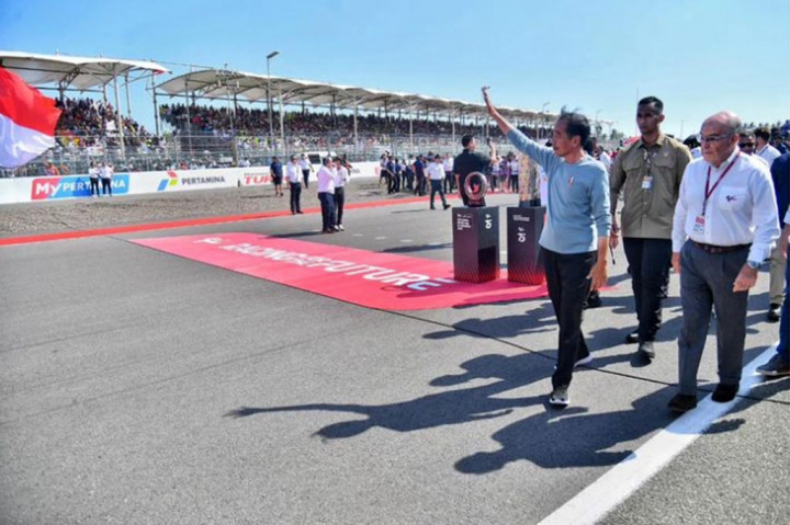Jokowi berada di Royal Box untuk menyaksikan sesi warming up lap, sebelum akhirnya menyaksikan jalannya balapan utama Pertamina Grand Prix of Indonesia, yang berlangsung sepanjang 27 lap.