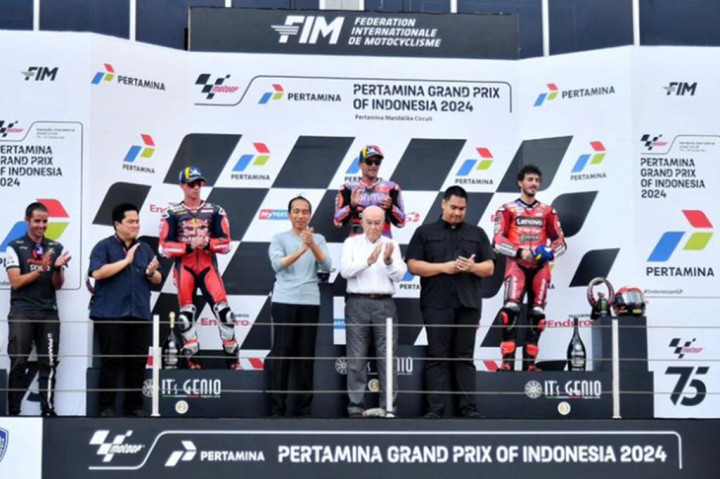 Sementara itu, Menteri BUMN Erick Thohir menyerahkan trofi kepada Pedro Acosta yang meraih posisi kedua. Sedangkan Menteri Pemuda dan Olahraga Dito Ariotedjo menyerahkan trofi kepada Fransesco Bagnaia yang meraih posisi ketiga. 