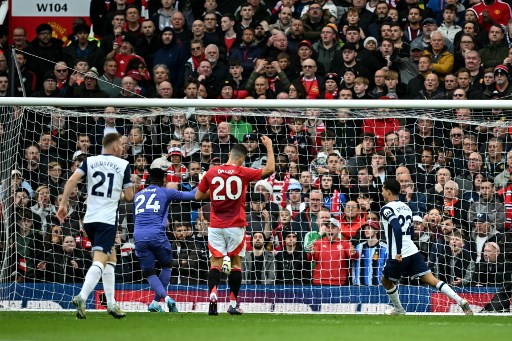 Tottenham mendominasi pertandingan dan dapat mencuri gol cepat saat laga baru memasuki menit ketiga lewat Brennan Johnson. Berawal dari kesalahan lini pertahanan MU, Micky van de Ven menyambar bola lalu mengirimkan umpan kepada Johnson yang kemudian diselesaikan menjadi gol.