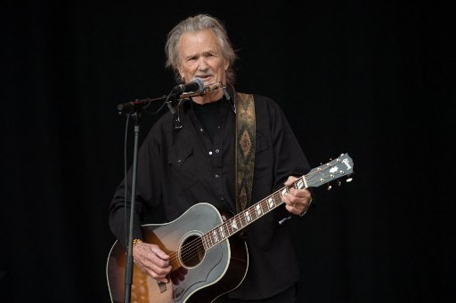 McFarland mengatakan Kristofferson meninggal dengan tenang, dikelilingi oleh keluarganya. Tidak ada alasan yang diberikan.