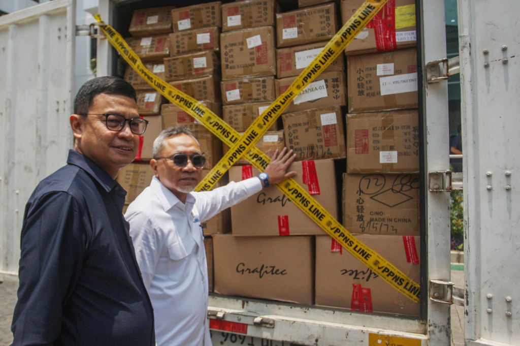 Menteri Perdagangan (Mendag) Zulkifli Hasan mengungkapkan adanya temuan barang impor ilegal berupa ratusan kosmetik ilegal dengan nilai ekonomi yang diperkirakan sebesar Rp11,4 miliar.