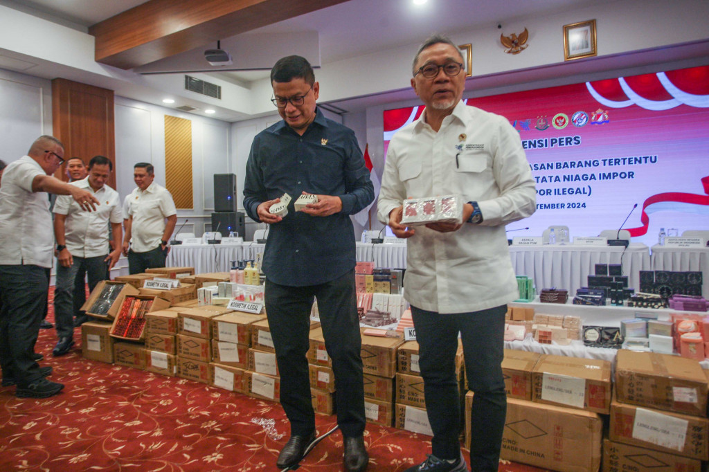 Temuan hasil operasi berbagai daerah oleh Satgas Barang Impor ilegal ini menurut Mendag akan dimusnahkan sesuai dengan aturan, hal ini untuk mencegah dampak negatif yang ditimbulkan kosmetik ilegal bagi kesehatan
masyarakat.