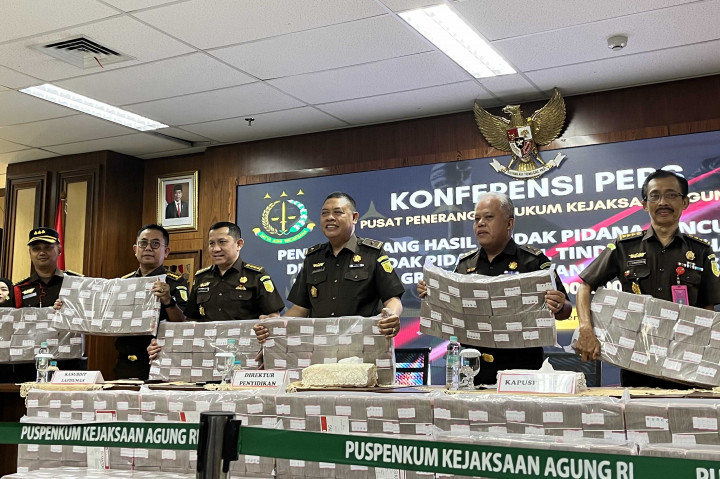 Direktur Penyidikan Jaksa Agung Muda Bidang Tindak Pidana Khusus (Jampidsus) Abdul Qohar merinci kelima tersangka korporasi itu ialah PT Palma Satu, PT Siberida Subur, PT Banyu Bening Utama, PT Panca Agro Lestari, dan PT Kencana Amal Tani. Abdul menjelaskan kelima perusahaan itu berperan melakukan kegiatan korupsi lewat usaha perkebunan dan pengelolaan kelapa sawit pada lahan yang tidak sesuai peruntukkannya dengan cara melawan hukum.